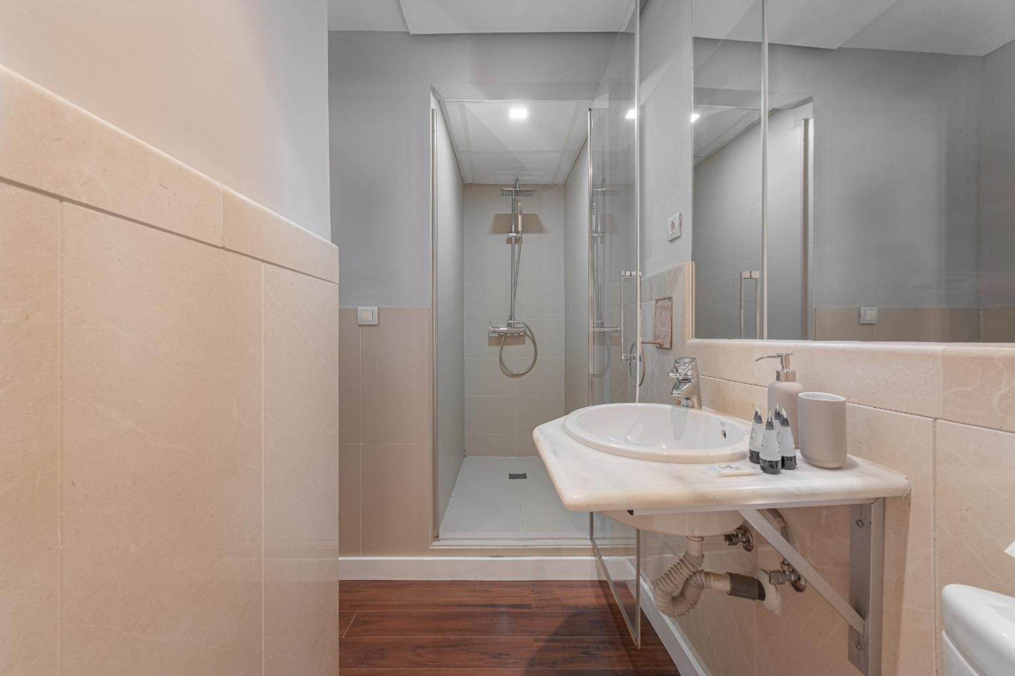 C31 Deluxe Apartment Into Cathedral Square Malaga Bagian luar foto
